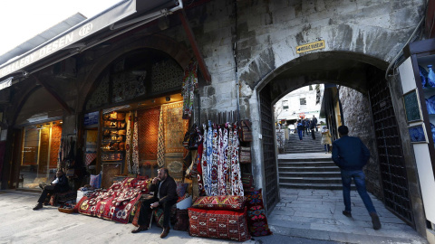 El Arasta Bazaar, cerca de la Mezquita Azul, prácticamente vacía de com,pradores y visitantes, tras el atentado suicida que ha provocado diez muertos y quince heridos, en Estambul. REUTERS/Murad Sezer