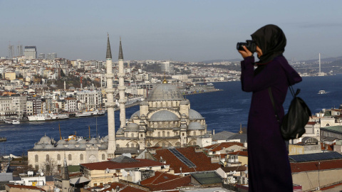 Una mujer toma una foto desde la Nueva Mezquita de Estambul. REUTERS/Murad Sezer