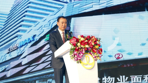 El presidente de Dalian Wanda Group, Wang Jianlin, interviene en el acto de la firma de la compra de los estudios Legendary Entertainment, en Pekín. REUTERS/China Daily