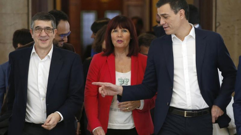 Pedro Sánchez, acompañado de Micaela Navarro y Patxi López, a su llegada a la reunión que ha mantenido en el Congreso con diputados socialistas. EFE/Angel Díaz