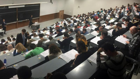 Los más de 11.600 aspirantes a ser uno de los 360 nuevos conductores de Metro de Madrid a partir del próximo mes de junio se enfrentan hoy en la Escuela de Ingeniería de Caminos al primero de los exámenes, una prueba psicotécnica. Con estas