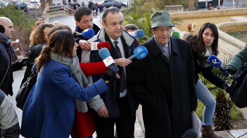 Dos de los acusados, los doctores Simón Viñals y su hijo Carlos Viñals, responsables del equipo sanitario contratado para la fiesta del Madrid Arenas, a su llegada a la Audiencia Provincial de Madrid. EFE/MARISCAL