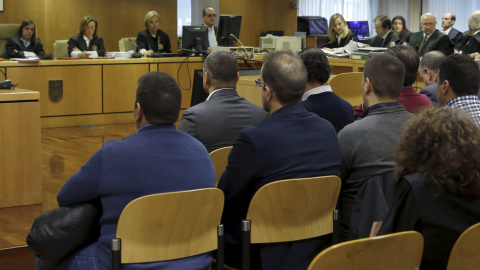 Los quince procesados por la tragedia del Madrid Arena, con el empresario Miguel Ángel Flores a la cabeza, se sientan en el banquillo de los acusados de la Audiencia Provincial de Madrid para responder ante la Justicia por la muerte de las 