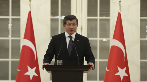 El primer ministro turco, Ahmet Davutoglu, habla en Ankara tras el atentado en el centro turistico de Estambul. REUTERS