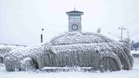 Un coche cubierto de hielo en Nueva York. REUTERS/Lindsay DeDario