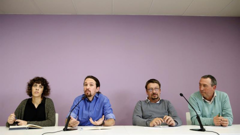 El líder de Podemos, Pablo Iglesias (2i), acompañado de los representantes de En Marea, En Comú Podem y Compromís Podemos. Alexandra Fernández, Xavier Domènech (2d), Joan Baldoví, respectivamente, durante la rueda de prensa que ha ofrecido 