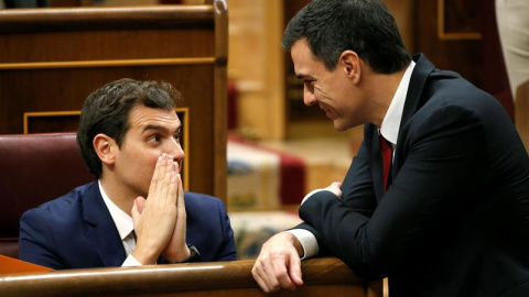 El secretario general del PSOE, Pedro Sánchez, conversa con el líder de Ciudadanos, Albert Rivera.- EFE