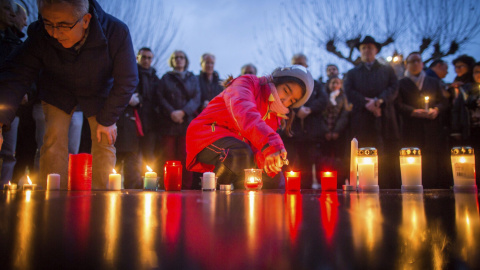 El parlamentario del SPD Turgut Yüksel (i) y una niña encienden velas en homenaje a las víctimas del atentado terrorista perpetrado ayer en Estambul, en Fráncfort, Alemania, hoy 13 de enero de 2016. EFE/Frank Rumpenhorst