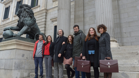 En el centro, Yolanda Díaz, junto a sus compañeros de la candidatura En Marea, frente a las puertas del Congreso de los Diputados, en Madrid.- DANI GAGO / PODEMOS