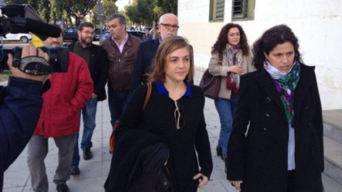 Ana Fernández a su llegada a los juzgados.- IU CÁDIZ