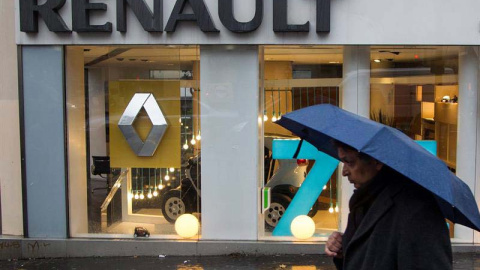 Fotografía de archivo fechada el 14 de diciembre de 2012 que muestra a un hombre que camina junto a un concesionario de Renault en París. / EFE