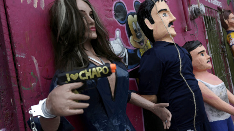 Piñatas de la actriz mexicana Kate del Castillo y el narcotraficante Joaquín 'El Chapo' Guzmán en un taller en Reynosa, en el estado de Tamaulipas, México. REUTERS / Daniel Becerril