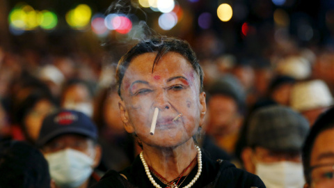 Un seguidor del Partido del Nuevo Poder de Taiwán fuma en un mitin antes de las elecciones en Taipei, Taiwán, 14 de enero de 2016. REUTERS / Olivia Harris