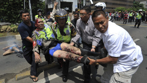 Un policía herido es trasladado al hospital tras una explosión cerca de un centro comercial en Yakarta (Indonesia) hoy, 14 de enero de 2016. Al menos seis personas han muerto tras un ataque con explosivos hoy en el centro de Yakarta, inform