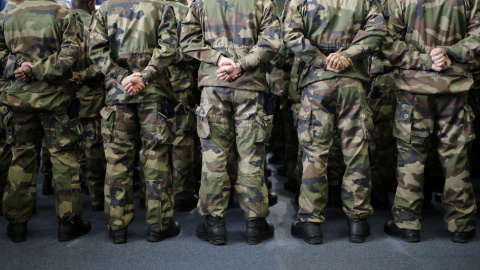 Estudiantes militares se presentan antes de que el ejército francés le desee el Año Nuevo al presidente francés, Francois Hollande en la escuela de oficiales de Saint- Cyr Coetquidan en Guer, Bretaña, 14 de enero de 2016. REUTERS / Stephane