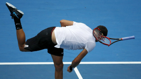 El jugador búlgaro, Grigor Dimitrov, rompe su raqueta tras perder el primer set de singles masculino contra Alexandr Dolgopolov de Ucrania en el torneo internacional de tenis de Sydney 14 de enero de 2016. REUTERS / Jason Reed