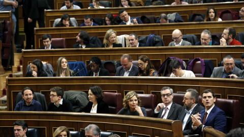 Los ministros en funciones de Industria, José Manuel Soria; Empleo, Fátima Báñez; Educación, íñigo Méndez de Vigo, y Fomento, Ana Pastor (i-d), los líderes de Podemos, Pablo Iglesias (i, segunda fila), y de Ciudadanos, Albert Rivera (d, seg