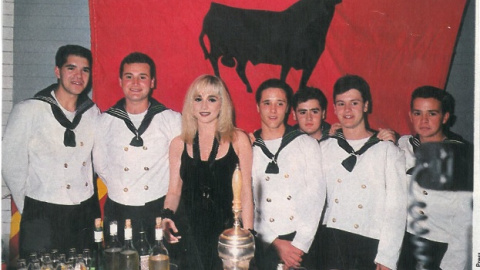 La cantante Marta Sánchez, junto a un grupo de marineros de la fragata 'Numancia', donde dio un concierto de Navidad en 1990. EP