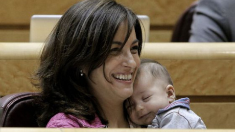 Yolanda Pineda, del PSC, con su hijo en 2012./EFE/K. HUESCA