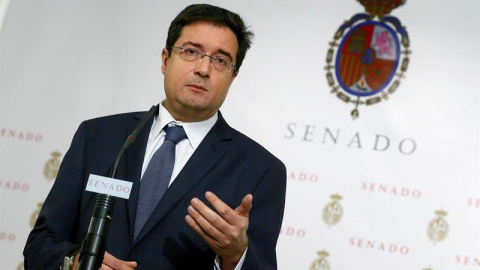 El portavoz del PSOE en el Senado, Óscar López, durante la rueda de prensa ofrecida esta mañana en el Senado. /EFE