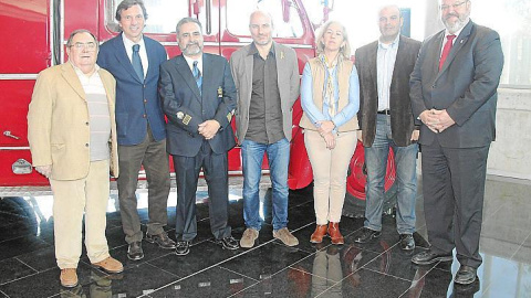 El jefe de Bomberos suspendido, Manolo Nieto,. junto a concejales de Palma de Mallorca