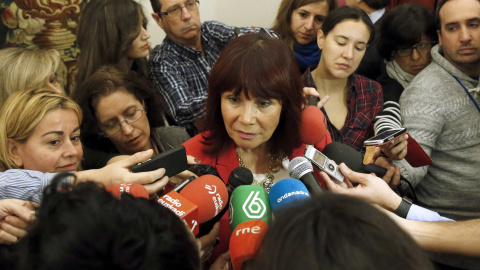 La vicepresidenta segunda de la Mesa del Congreso, Micaela Navarro, atiende a los medios tras la primera reunión del órgano rector de la Cámara Baja de la XI legislatura. EFE/J.J. Guillén