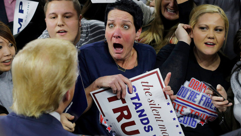 Una seguidora del candidato republicano Donald Trump, reacciona al conocerle durante un mitin de campaña en Lowell, Massachusetts (EEUU).- BRIAN SNYDER (REUTERS)