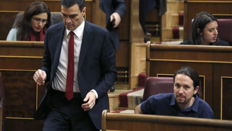 Pedro Sánchez pasa junto a Pablo Iglesias durante la sesión de constitución del Congreso. / SERGIO BARRENECHEA (EFE)