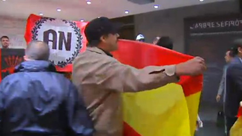 Imagen de video del asalto de un grupo de ultraderecha a la librería Blanquerna, en Madrid, en septiembre de 2013, en la Diada.