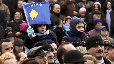 Un niño muestra una bandera de Kosovo durante la ceremonia de celebración del cuarto aniversario de la independencia unilateral del país, en la capital Pristina, en 2012. EFE