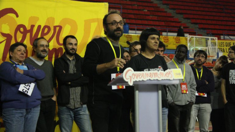 Los diputados de la CUP, Benet Salellas (en el atril) y Anna Gabriel (detras, al lado de Antonio Baños), junto a otros dirigentes de la CUP.