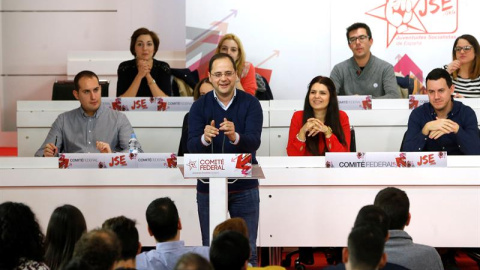 El secretario de Organización del PSOE, César Luena, durante su intervención en el Comité Federal de las Juventudes Socialistas de España (JSE), hoy en la sede socialista de Ferraz, Madrid. EFE/J. J. Guillén