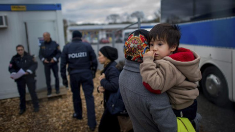 Varios refugiados llegan al campamento temporal en Schaerding Am Inn, Austria.- Christian Bruna (EFE)