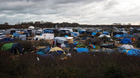 Vista general de un campamento de refugiados conocido como "La Jungla" en Calais (Francia). Entre 4000 y 7000 migrantes están viviendo actualmente en este campamento.- ETIENNE LAURENT (EFE)