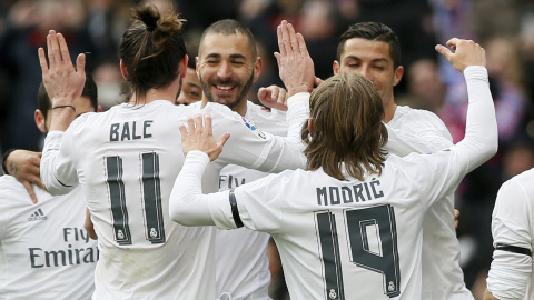 Los jugadores del Real Madrid celebran uno de los goles al Sporting. / EFE