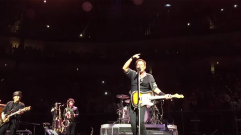 Bruce Springsteen durante su interpretación del 'Rebel, Rebel'.