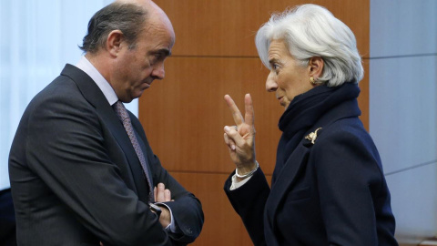 La directora gerente del FMI, Chritine Lagarde, conversa con el ministro de Economía español, Luis de Guindos, en una reunión del Eurogrupo en Bruselas. REUTERS