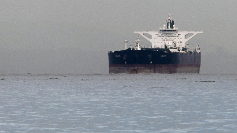 El superpetrolero iraní, con bandera de Malta, 'Delvar', anclado fuera del puerto de Singapur. REUTERS/Tim Chong