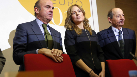 El ministro de Economía, Luis de Guindos, junto a la presidenta de la Fundación ICO, Emma Navarro, y al  economista Fernando Fernández Méndez de Andés, durante la presentación del Anuario del Euro 2015 en la Fundación ICO. EFE/Juan Carlos H