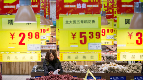 Una mujer de compras en un supermercado en Hangzhou, en la provincia china de Zhejiang. REUTERS/China Daily