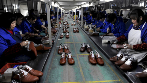 Trabajadoras de una fábicra de calzado en Lishui, en la provincia china de Zhejiang. REUTERS/Lang Lang