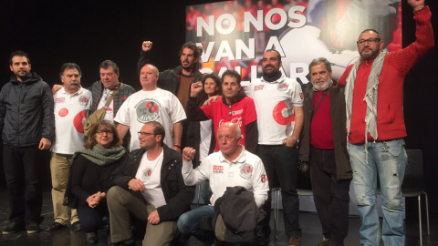 Sindicalistas encausados de Airbus y de Coca-Cola, junto a la eurodiputada de IU, Paloma López.-CCOO