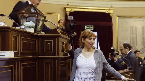 La senadora por Barcelona María Freixanet Mateo (En Comú), quien lleva una camiseta con el lema 'La reolución será feminista o no será', tras emitir su voto durante la sesión constitutiva de la Cámara Alta de la XI Legislatura tras las elec