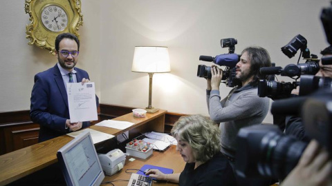 El portavoz parlamentario del PSOE, Antonio Hernando, en el registro del Congreso donde el PSOE ha presentado varias iniciativas despues de que la reunión de la Mesa del Congreso haya rechazado hoy la solicitud de grupo parlamentario conjun