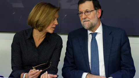 El presidente del Gobierno, Mariano Rajoy, conversa con la secretaria general del PP, María Dolores de Cospedal, durante la reunión de la Junta Directiva Nacional del PP celebrada en la sede del partido en Madrid, para aprobar las propuesta