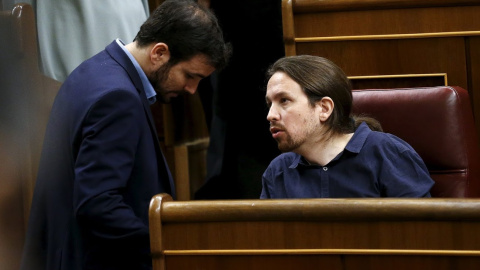 El diputado del UP-IU, Alberto Garzón, junto al líder de Podemos, Pablo Iglesias, en el Congreso de los Diputados.- REUTERS