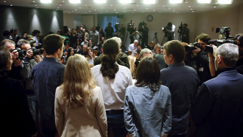 El líder de Podemos, Pablo Iglesias, durante la rueda de prensa en el Congreso tras su reunión con el rey, acompañado de Carolina Bescansa, Iñigo Errejon, Victoria Rosell, Irene Montero, Xavi Domenech, y Julio Rodriguez. REUTERS/Sergio Pere