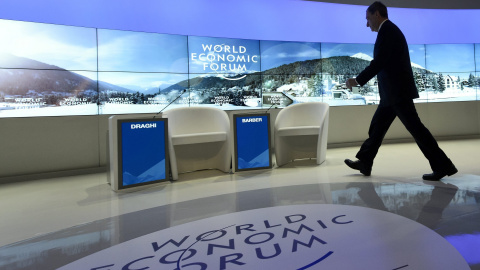 El presidente del Banco Central Europeo (BCE), Mario Draghi, asiste a una mesa redonda durante la cuadrigésimo sexta edición del Foro Económico Mundial en Davos (Suiza). EFE/Jean-Christophe Bott