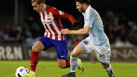 Griezmann y Planas, durante el partido. EFE/Salvador Sas