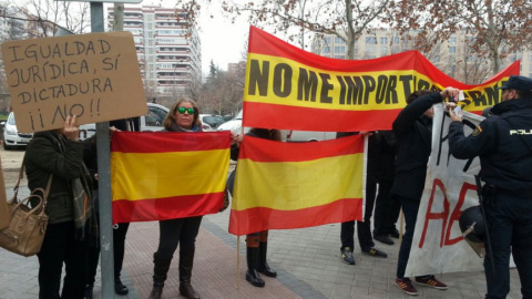 Imagen de las pancartas exhibidas por los simpatizantes de los ultras que atacaron Blanquerna. / Democracia Nacional.